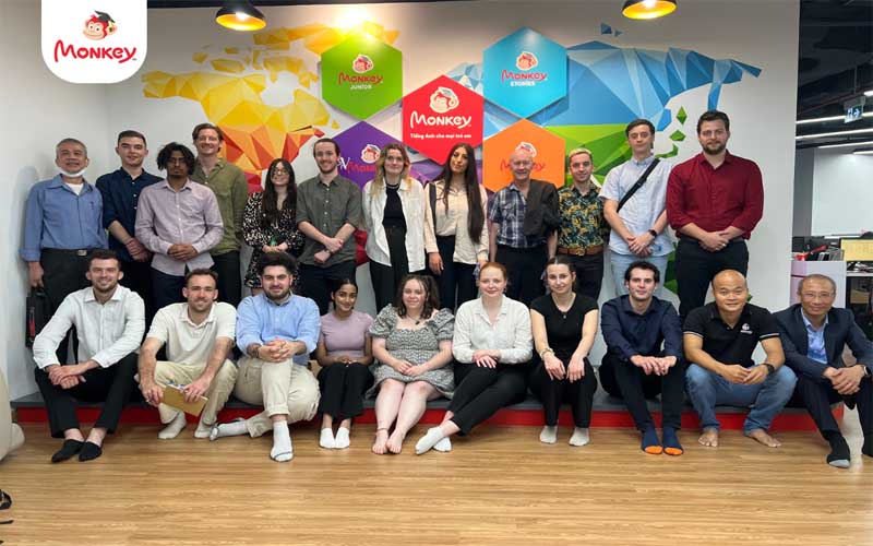 Thầy trò trường Đại học Công Nghệ Swinburne Úc chụp ảnh cùng CEO - Anh Đào Xuân Hoàng tại văn phòng Hà Nội của Monkey Việt Nam.