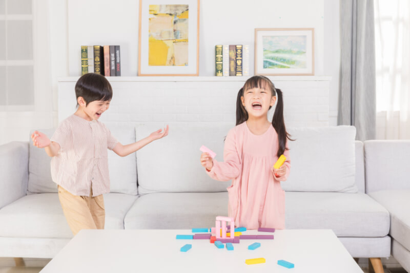 Những món đồ chơi là cách để con tương tác với những bạn bè. (Ảnh: Sưu tầm Internet)