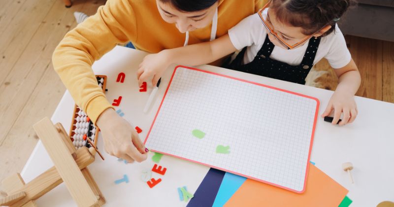 Nên cho trẻ học tiếng Anh ngay từ khi còn nhỏ. (Ảnh: Sưu tầm Internet)