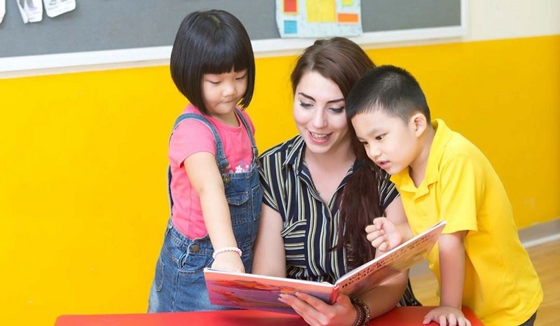 Bé luyện nói tiếng Anh qua ảnh. (Ảnh: Dân trí)