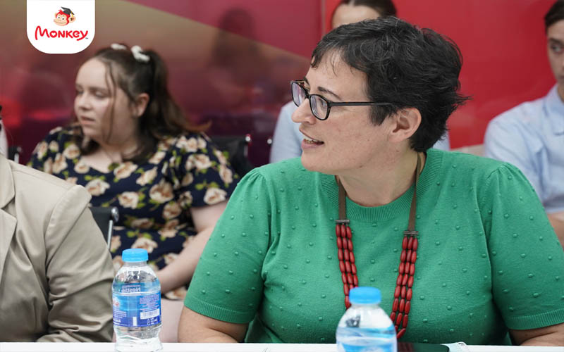 Những câu hỏi được đặt ra từ đại diện Đại Sứ Quán Úc về bài thuyết trình của các bạn sinh viên