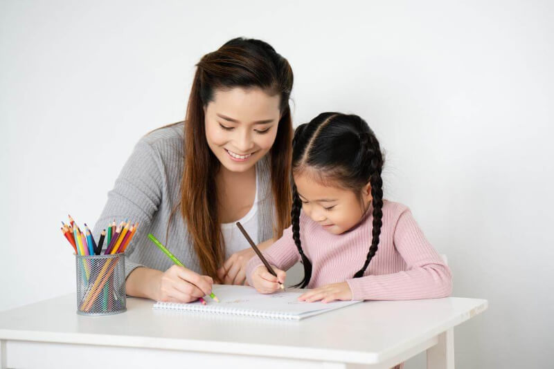 Giáo dục của người Do Thái là sự động viên, sự hỗ trợ của con khi trẻ gặp khó khăn. (Ảnh: Sưu tầm Internet)