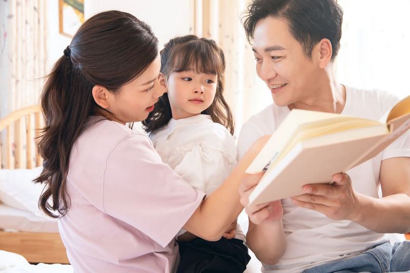 Kể chuyện tiếng Anh cho bé để bé nhanh chóng thu nạp lượng kiến thức. (Ảnh: Tạp chí Mẹ và Con)