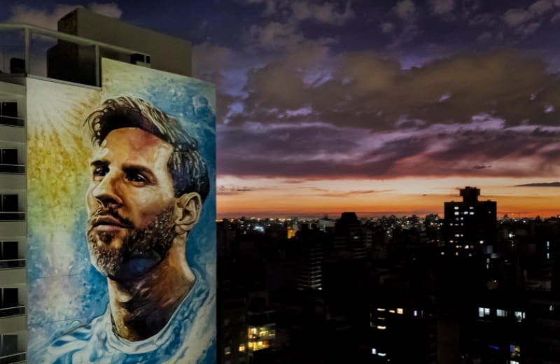 Cả thế giới đang hướng về Qatar để theo dõi những bước chạy của El Pulga. (Ảnh: Sưu tầm Internet) 