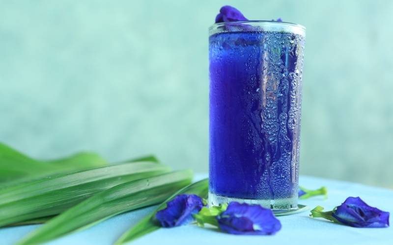 Có những giọt nước bên ngoài cốc. (Ảnh: Shutterstock.com)