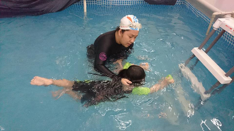 Cần rèn luyện kỹ năng bơi lội cho trẻ mầm non. (Ảnh: Sưu tầm Internet)