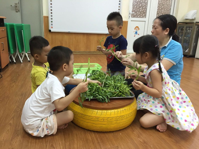 Tạo cho trẻ mầm non thói quen giúp ba mẹ làm việc nhà. (Ảnh: Sưu tầm Internet)