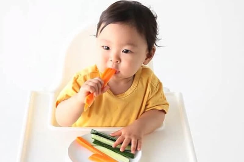 Phương pháp ăn dặm BLW là gì. (Ảnh: sưu tầm internet)