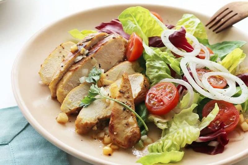 Salad gà xé và canh cải. (Ảnh: sưu tầm internet)