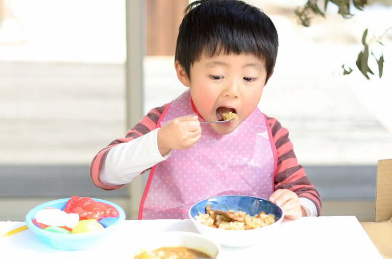 Bé 1 tuổi tác hoàn toàn có thể ăn những gì? (Ảnh: Sưu tầm Internet)