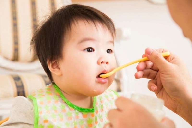 Nấu cháo cải bó xôi cho bé. (Ảnh: sưu tầm internet)