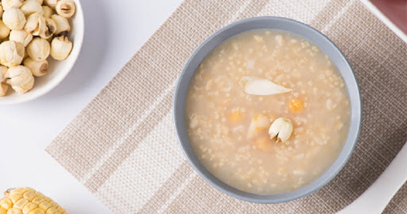 Bột ăn dặm nấu nước thịt luộc hạt sen. (Ảnh: Angitoinay.net)