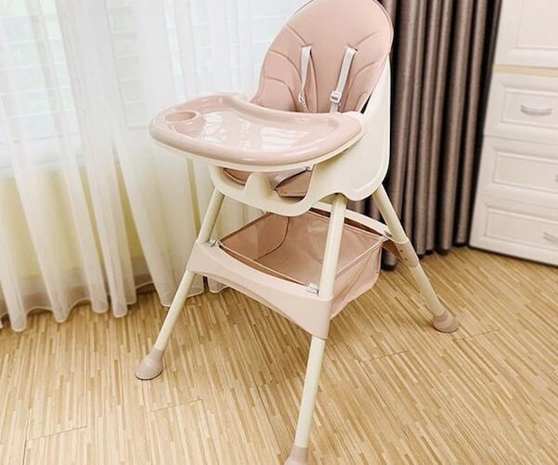 Chuẩn bị dụng cụ ăn dặm cho con. (Ảnh: sưu tầm internet)