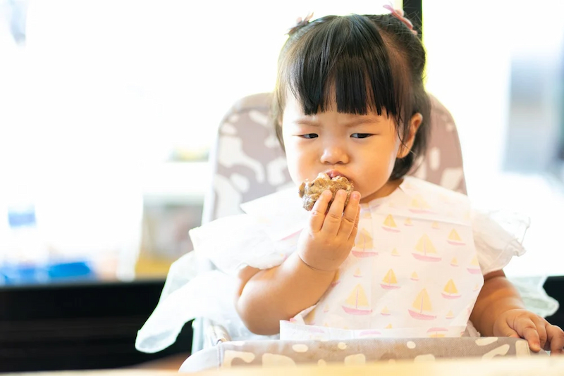 Giai đoạn 4: bé trên 1 tuổi: bắt đầu có thể cho con tập ăn cơm và đồ băm nhỏ. (Ảnh: sưu tầm internet)