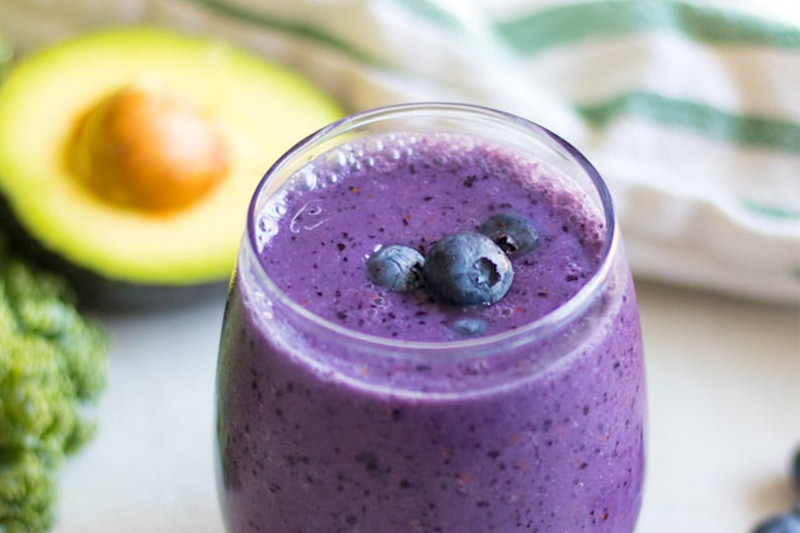 Bơ dầm việt quất là món ăn dặm thơm ngon dành cho bé. (Ảnh: Sưu tầm Internet)