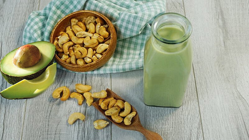 Bơ nghiền hạt dinh dưỡng là thực đơn thơm ngon cho bé. (Ảnh: Sưu tầm Internet)