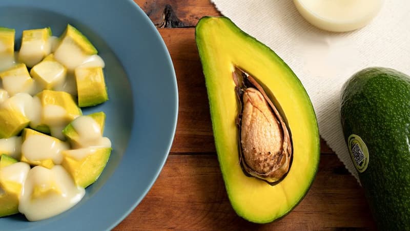 Lưu ý chọn bơ ngon cho bé ăn dặm. (Ảnh: Sưu tầm Internet)