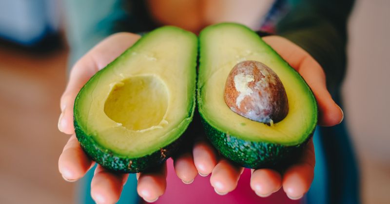 Bơ có chứa nhiều Magie và vitamin B6 tốt cho tinh thần (Ảnh: Sưu tầm Internet)