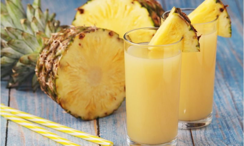 Sau sinh uống nước gì để giảm cân? Uống nước ép dứa. (Nguồn: Internet)
