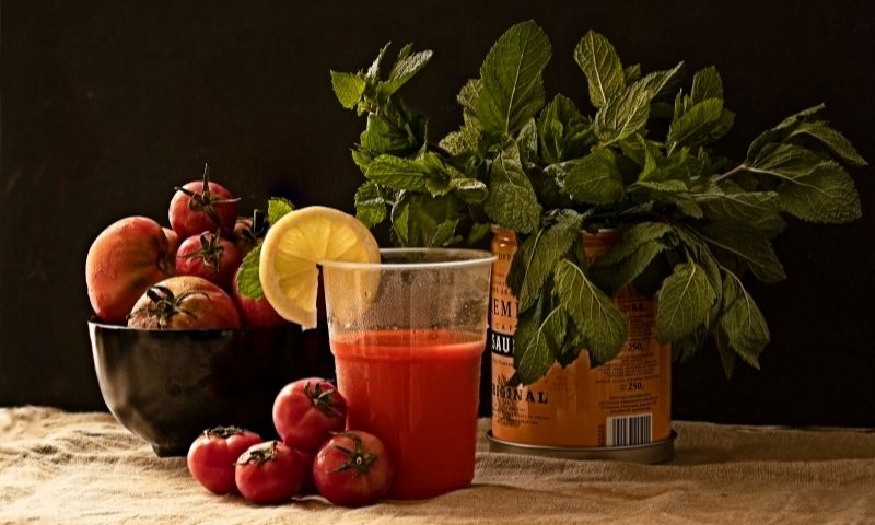 Uống nhiều nước ép cà chua giúp bạn hạn chế cơn đói. (Nguồn: Internet)