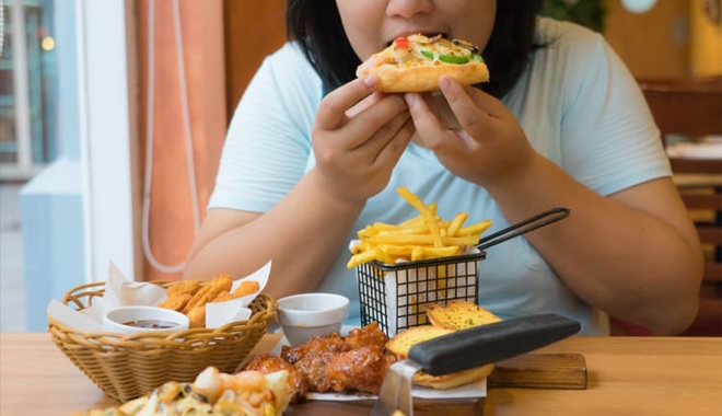 Nếu không có chế độ ăn hợp lý, chị em rất dễ tăng cân sau sinh. (ảnh: Sưu tầm internet)