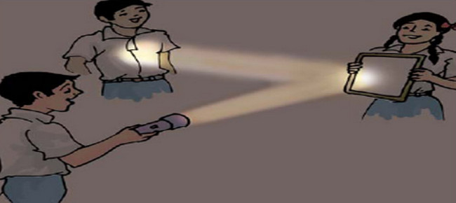 Dùng đèn pin chiếu vào gương sẽ làm phản xạ ánh sáng đến mắt ta. (Ảnh: Sưu tầm internet)