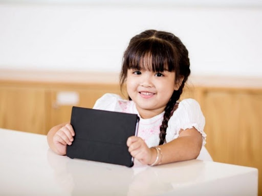 Ba mẹ lựa chọn app tiếng Anh theo tiêu chí hợp độ tuổi để bé bắt đầu học tập thật hiệu quả. (Ảnh: Sưu tầm Internet)