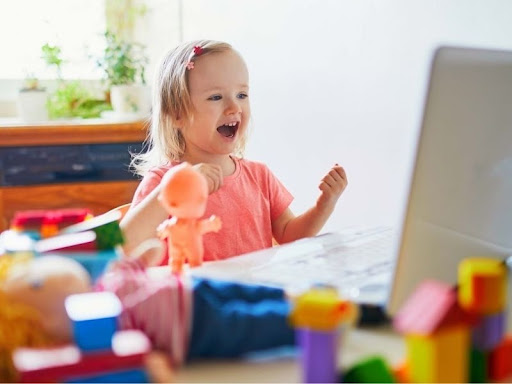 Con tương tác tốt lên mỗi ngày khi học tiếng Anh qua App. (Ảnh: Sưu tầm Internet)