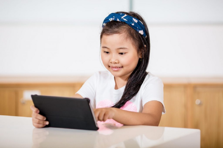 Ba mẹ nên quản lý thời gian học và chương trình học trên app cùng con (Ảnh: Sưu tầm internet)