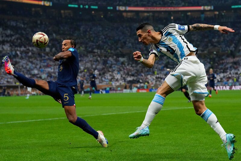 Di Maria chơi bùng nổ tại chung kết World Cup 2022 gây khó cho Kounde. (Ảnh: sưu tầm Internet)