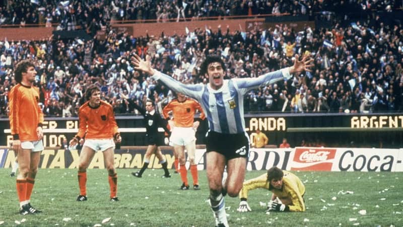 Mario Kempes ăn mừng sau khi đưa Argentina vượt lên dẫn trước Hà Lan trong trận chung kết FIFA World Cup 1978. (Ảnh: Gettyimages.com)