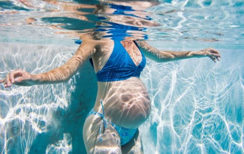 Bà bầu có đi bơi được không? (Ảnh: Internet)