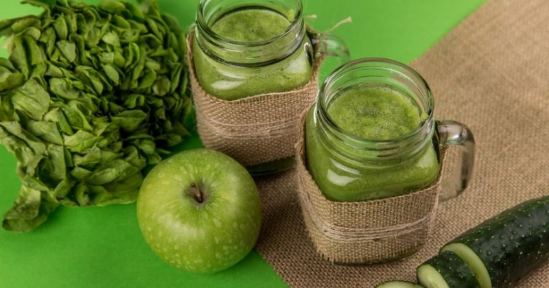 Uống nước táo ép giúp thanh nhiệt cơ thể và cải thiện sức khỏe sau sinh (Ảnh: Sưu tầm Internet)