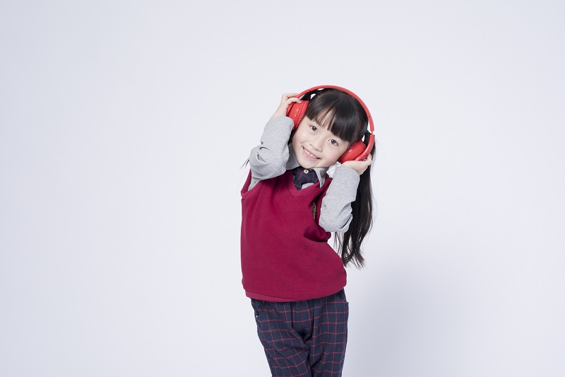 Học tiếng Anh qua bài hát đem đến nhiều lợi ích cho bé. (Ảnh: Lovepik.com)