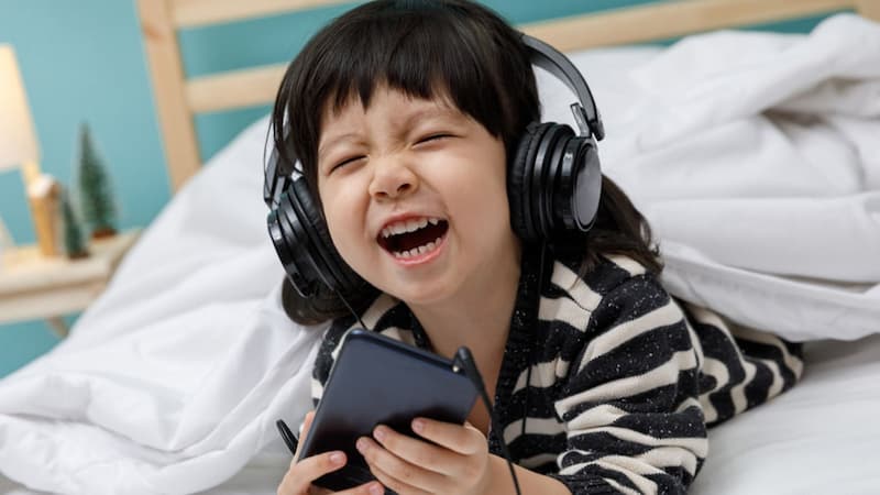 Những lưu ý khi luyện nghe tiếng Anh cho trẻ. (Ảnh: Sưu tầm Internet)