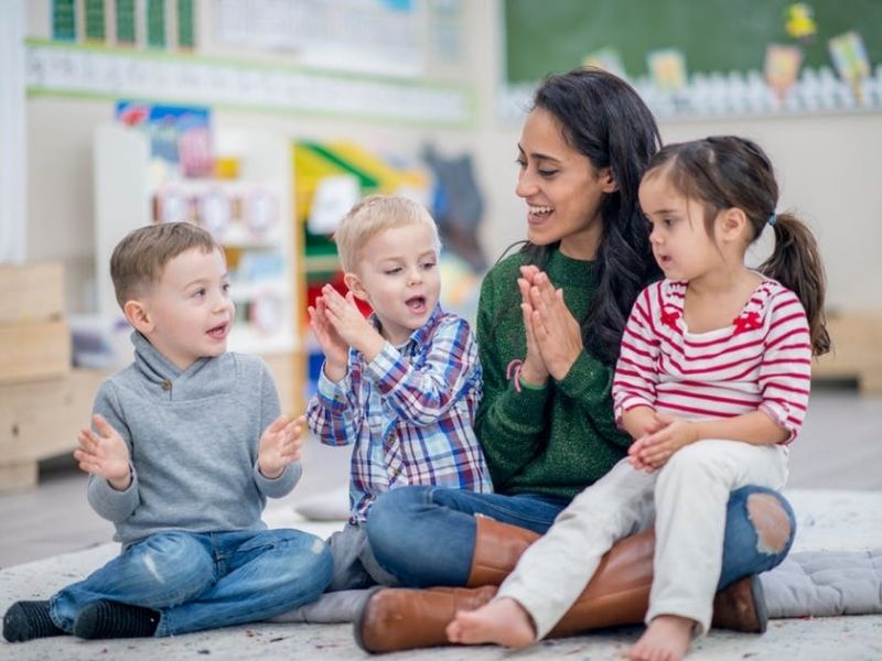 Đồng hành cùng con hòa nhịp qua những bài hát tiếng Anh. (Ảnh: Sưu tầm Internet)