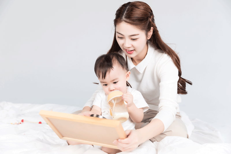 Ở độ 2 tuổi trẻ có những phát triển tốt về mặt trí não, vì thế những bài học sẽ mang đến cho con nhiều lợi ích. (Ảnh: Lovepik.com)