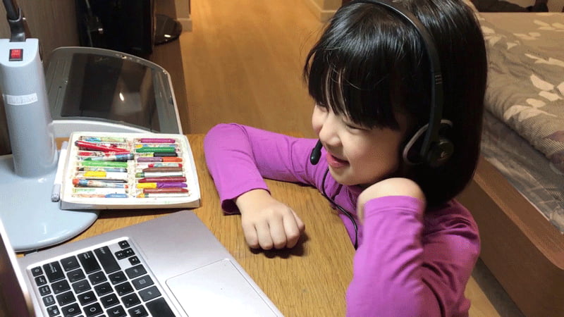 Mẹ có thể dạy con qua sách vở, qua các video, tivi để con có góc nhìn đa dạng. (Ảnh: Sưu tầm Internet)