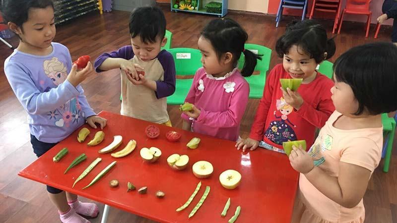 Trẻ 5 tuổi đã phát triển đầy đủ các kỹ năng giao tiếp, ứng xử. (Ảnh: Sưu tầm Internet)