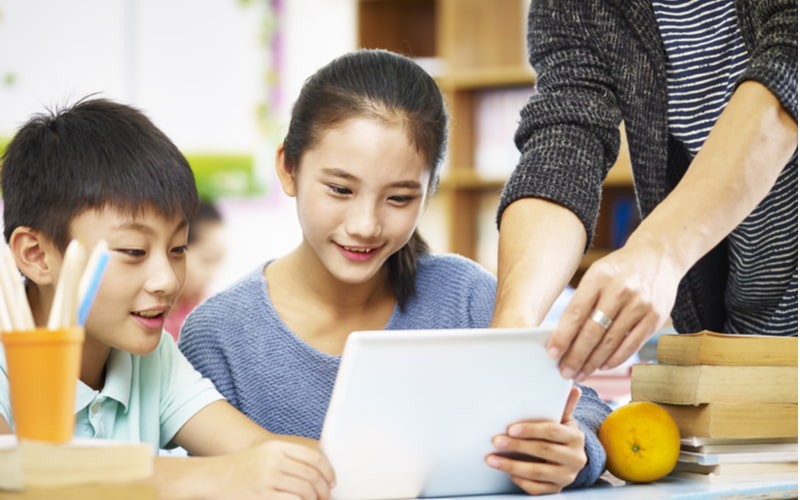 Một vài mẹo dưới đây sẽ giúp các bạn luyện nghe dễ dàng hơn. (Ảnh: Shutterstock.com)