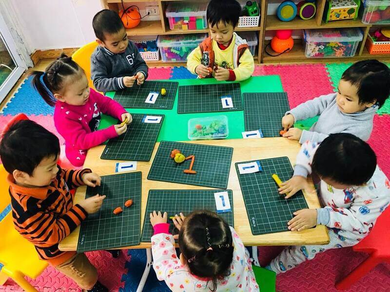 Trẻ lên lớp chồi hoàn toàn có thể làm quen và học toán. (Ảnh: Bút Lá Tre)