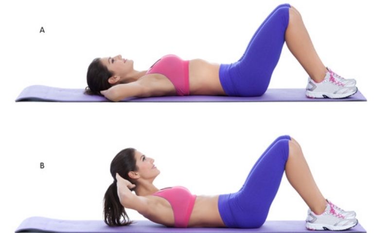 Bài tập gập bụng nhẹ nhàng cho mẹ sau sinh giảm mỡ vòng 2. (Nguồn: Internet)