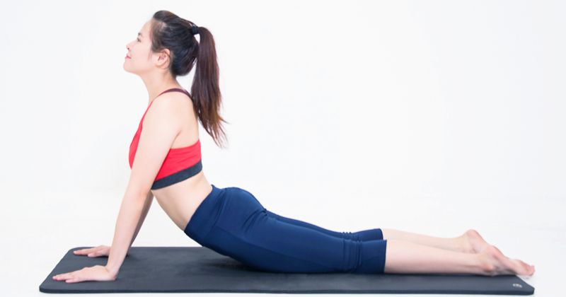 Giảm đau xương chậu bằng động tác yoga tư thế rắn hổ mang (Ảnh: Sưu tầm Internet)