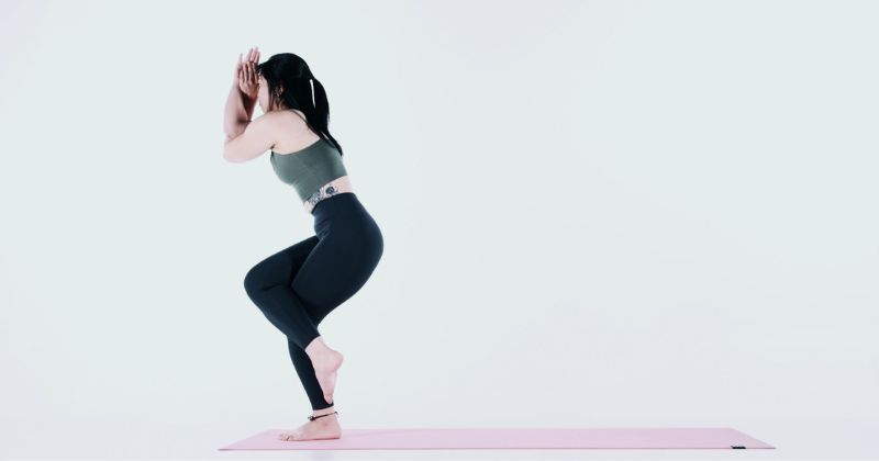 Bài tập chữa đau xương chậu tư thế chim đại bàng (Ảnh: Sưu tầm Internet)