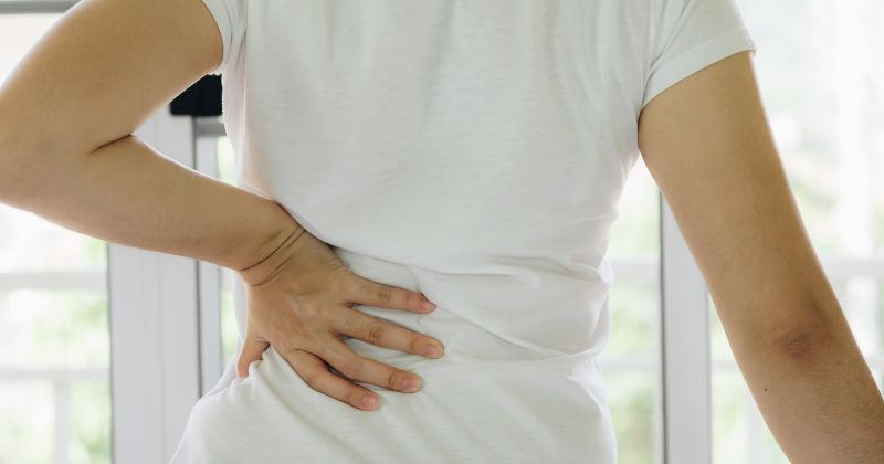 Xương chậu tổn thương khiến phần lưng và thắt lưng khi ngồi, đứng lâu (Ảnh: Sưu tầm Internet)