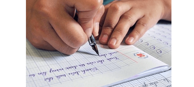 Cách cầm bút đúng rất quan trọng khi hỗ trợ bé tập viết. (Ảnh: Sưu tầm internet)