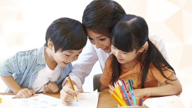 Khi bé tập viết cần có sự đồng hành của bố mẹ. (Ảnh: Kynaforkids)