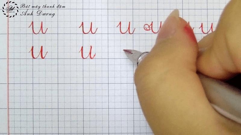 Cùng bé luyện viết chữ cái in hoa cho đến in thường. (Ảnh: Bút Máy Ánh Dương)