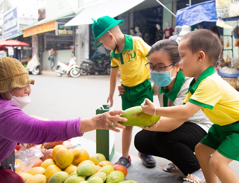 Bố mẹ có thể hướng dẫn trẻ học thông qua các hoạt động thường ngày. (Ảnh: Sưu tầm Internet)