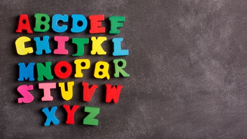 Giới thiệu bảng chữ cái tiếng Anh lớp 2 cho bé mới bắt đầu. (Ảnh: Canva.com)